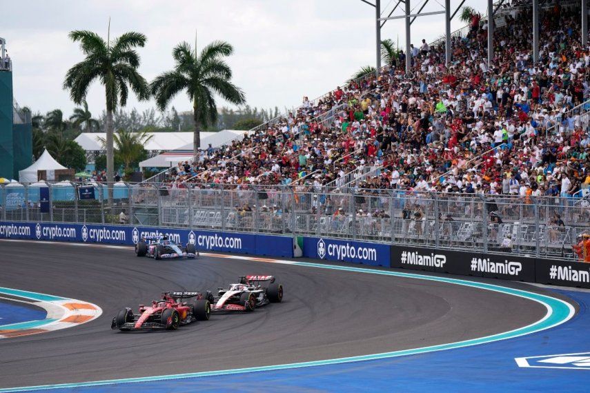 El Autódromo Internacional de Miami alberga el Gran Premio de Fórmula 1, donde el piloto Charles Leclerc lidera a Kevin Magnussen y Esteban Ocon, el 7 de mayo de 2023.