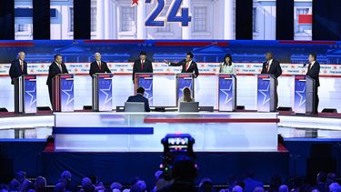 De izquierda a derecha, el exgobernador de Arkansas Asa Hutchinson, el exgobernador de Nueva Jersey Chris Christie, el exvicepresidente de EEUU Mike Pence, el gobernador de Florida Ron DeSantis, el empresario Vivek Ramaswamy, Nikki Haley exgobernadora de Carolina del Sur, Tim Scott, senador por Carolina del Sur, y el gobernador de Dakota del Norte, Doug Burgum, en el primer debate presidencial republicano, el 23 de agosto de 2023. &nbsp;