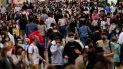 Decenas de personas con cubrebocas por el coronavirus caminan por una calle comercial en el centro de Madrid, España. Decenas de personas con cubrebocas por el coronavirus caminan por una calle comercial en el centro de Madrid, España.