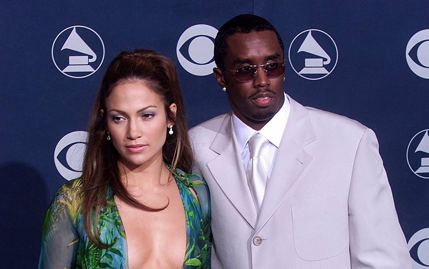 En febrero de 2000, Diddy y Jennifer López caminaron por la Alfombra Roja de los Grammy mientras la actriz lucía su icónico vestido verde de Versace.