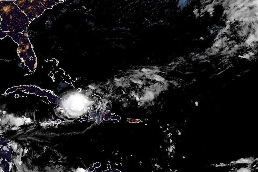 Esta imagen por satélite de la Oficina Nacional de Administración Oceánica y Atmosférica de Estados Unidos (NOAA, por sus siglas en inglés) tomada a las 6:40 de la tarde ET del domingo muestra al huracán Oscar, el 20 de octubre de 2024.