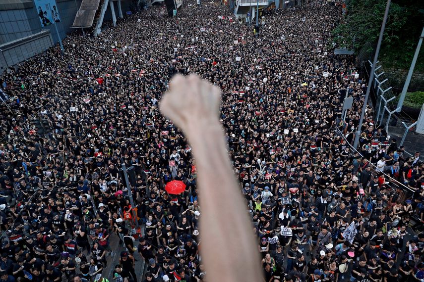 En esta imagen del 16 de junio de 2019, manifestantes marchan por la calle contra una propuesta de ley de extradición, una protesta organizada por el Frente Civil de Derechos Humanos en Hong Kong.