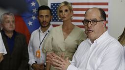 El líder de la oposición venezolana, Julio Borges, a la derecha, habla con los medios después de una reunión con Ivanka Trump en un refugio para migrantes en La Parada, cerca de Cúcuta, Colombia.