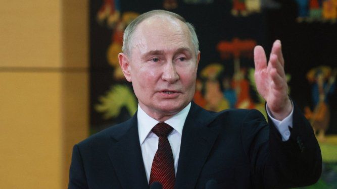 En esta fotografía distribuida por la agencia estatal rusa Sputnik, el presidente ruso Vladimir Putin habla con los medios rusos antes de su partida al aeropuerto internacional Noi Bai en Hanoi el 21 de junio de 2024.&nbsp;