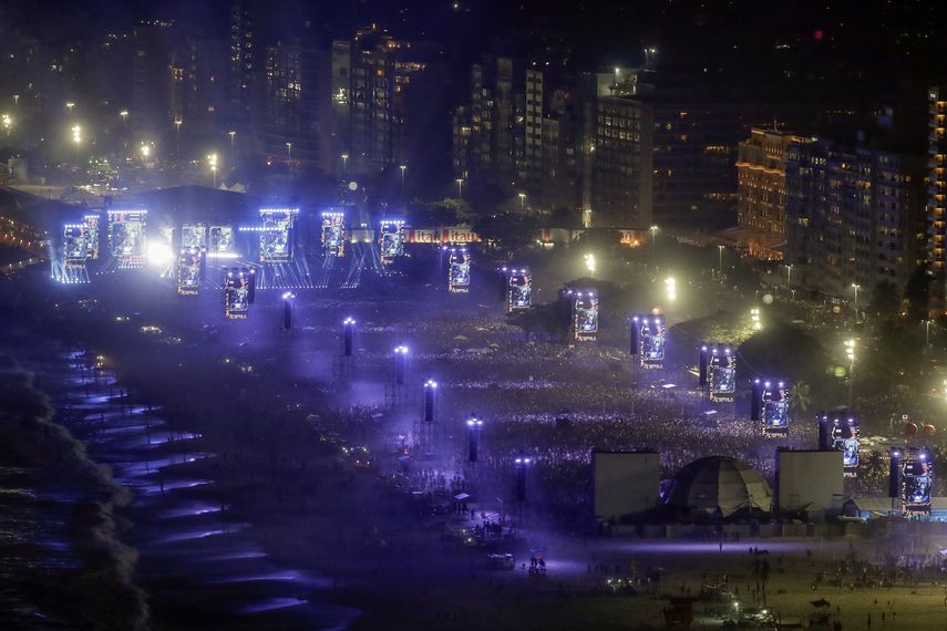 Fans reunidos en la playa Copacabana para ver el último concierto de The Celebration Tour de Madonna, en Río de Janeiro, Brasil, el sábado 4 de mayo de 2024.