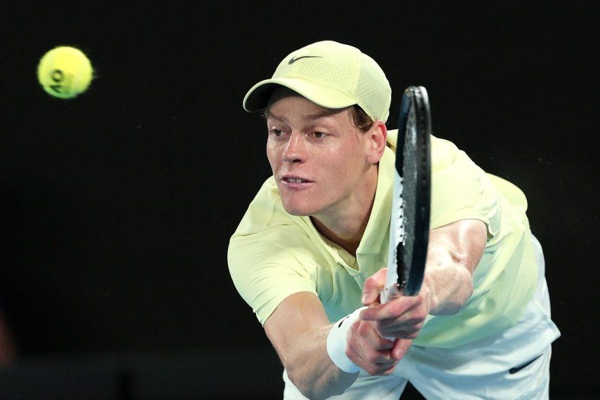 El italiano Jannik Sinner devuelve una pelota en un partido ante el australiano Alex De Miñaur, el 22 de enero de 2025.