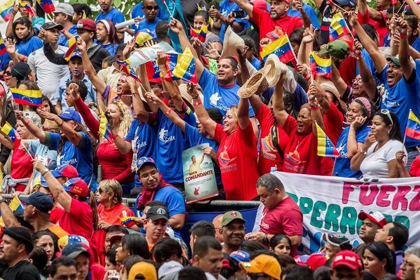 Un grupo de personas participa en un acto de Gobierno hoy, jueves 5 de marzo del 2015, en Caracas (Venezuela). (EFE)