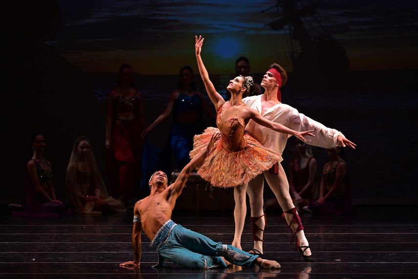 Marize Fumero, Humberto Rivera e Ihosvany Rodríguez bailan la pieza Le Corsaire.&nbsp;