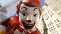 Los miembros de de Macys trabajan para inflar el balón de la mascota de McDonalds, Ronald McDonald, que se usará en el próximo 96 Desfile del Día de Acción de Gracias de Macys, en la ciudad de Nueva York el 23 de noviembre de 2022.