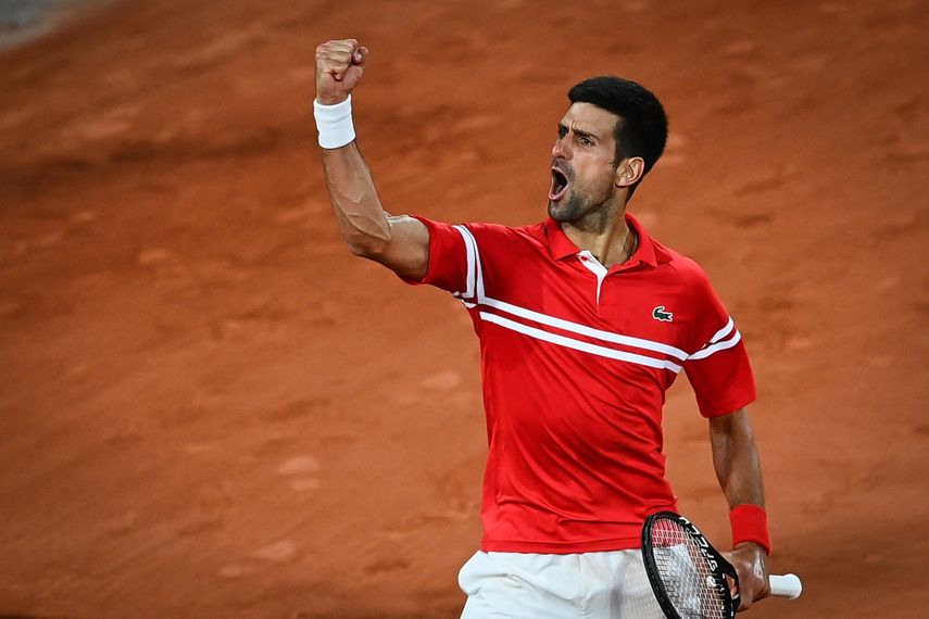 El serbio Novak Djokovic celebra tras vencer al italiano Matteo Berrettini durante el partido de cuartos de final del Roland Garros 2021 en París el 9 de junio de 2021 &nbsp; &nbsp;