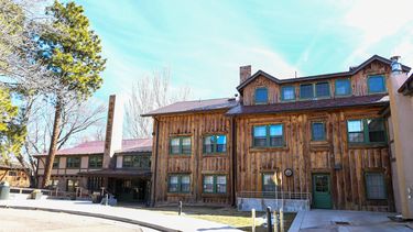 Vista del Fuller Lodge, en el Parque Histórico Nacional del Proyecto Manhattan, en Los Alamos, Nuevo México, el 20 de febrero de 2024. Oppenheimer, de Christopher Nolan, impacta en el turismo del pueblo.