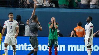 El mexicano Uriel Antuna lamenta una oportunidad de gol desperdiciada ante Estados Unidos durante la segunda mitad del partido por las semifinales de la Liga de Naciones de CONCACAF, el jueves 15 de junio de 2023, en Las Vegas.&nbsp;