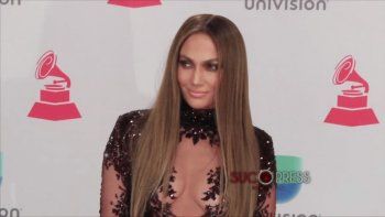 jennifer lopez deslumbra con sexy vestido en la alfombra roja