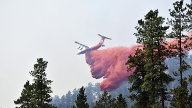 Un avión descarga retardante de incendios para frenar el avance del incendio Richard Spring, en el este de Lame Deer, Montana, el miércoles 11 de agosto de 2021.&nbsp;