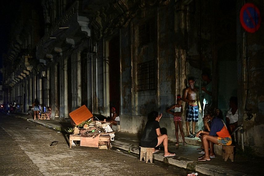 Los cubanos conversan de noche en una calle durante un mega apagón nacional&nbsp; La Habana el 18 de octubre de 2024.