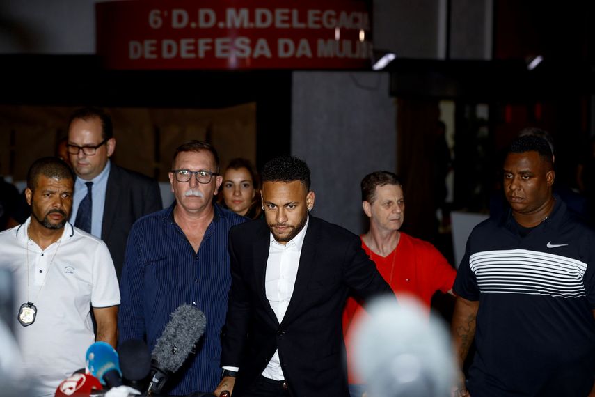 Neymar Jr. deja la Comisaría de Defensa de la Mujer en Sao Paulo, después de dar testimonio en el caso donde es acusado por el crimen de violación a la modelo Najila Trindade.