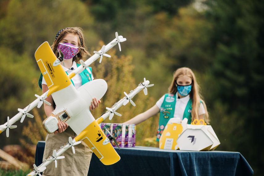 Foto provista por la empresa Wing LLC. En ella se ve a las Girl Scouts Alice Goerlich y Gracie Walker posando con un dron para entregar las galletas que venden en Christiansburg, Virginia.&nbsp; &nbsp;
