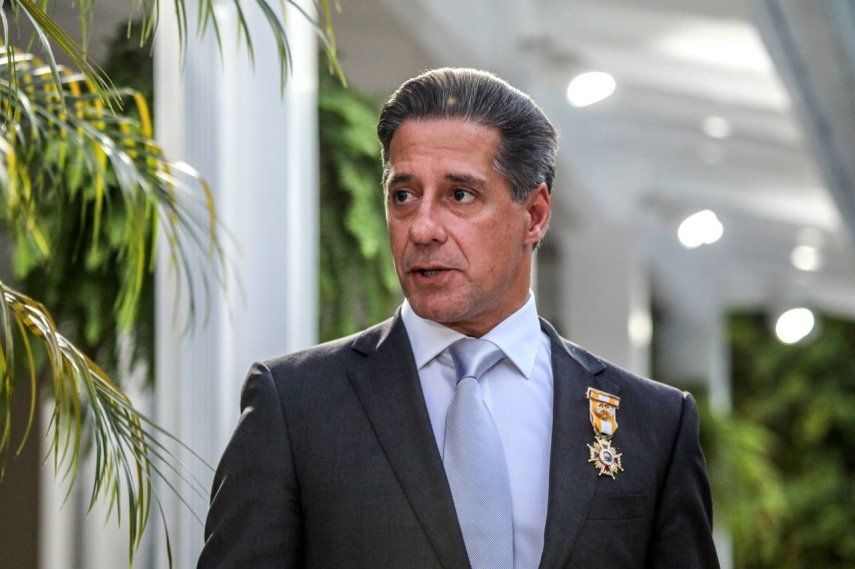 Personal de seguridad talibán vigila a lo largo de una carretera en Kandahar el 27 de febrero de 2026, después de los tiroteos transfronterizos ocurridos durante la noche entre Afganistán y Pakistán.