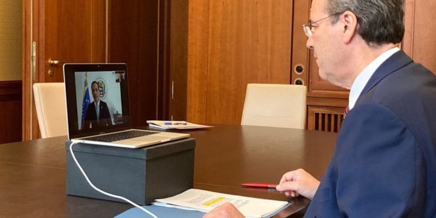 El presidente encargado de Venezuela Juan Guaidó y el secretario de Estado de Alemania , Miguel Bergen, se reúnen por teleconferencia.