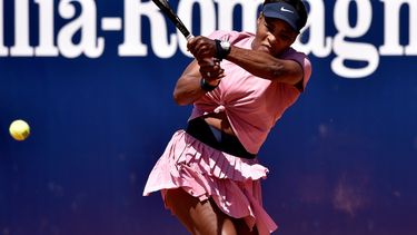 Serena Williams devuelve ante Lisa Pigato durante el partido del torneo de Emilia Romagna, Italia, el lunes 17 de mayo de 2021