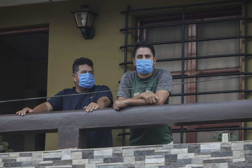 orman Cardoze, a la izquierda, y su hijo Norman Cardoze Jr. posan para una foto desde el balc&oacute;n de su casa donde est&aacute;n en cuarentena despu&eacute;s de contraer el nuevo coronavirus en Managua, Nicaragua&nbsp;