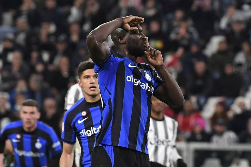 En foto del 4 de abril del 2023, Romelu Lukaku del Inter de Milán hace un gesto tras anotar ante la Juventus en la semifinal de ida de la Copa de Italia.&nbsp;