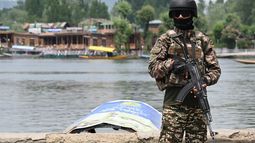 Un paramilitar indio monta guardia a orillas del lago Dal en Srinagar el 6 de mayo de 2025. India y Pakistán, rivales con armas nucleares, han intercambiado disparos durante 12 noches consecutivas a lo largo de su frontera de facto, fuertemente militarizada, en la disputada región de Cachemira, desde el ataque del 22 de abril que mató a 26 civiles. Nueva Delhi atribuye este ataque a Pakistán, aunque Islamabad lo niega.