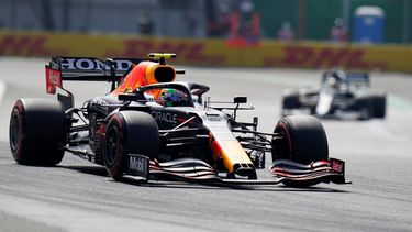 El piloto mexicano de Red Bull Sergio Pérez conduce su auto en la tercera sesión de prácticas para el Gran Premio de F1 de México, el sábado, 6 de noviembre del 2021, en la Ciudad de México.&nbsp;