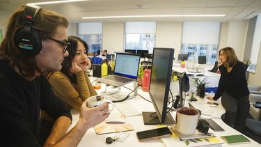 Estudiantes trabajan en un proyecto conjunto.