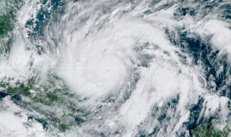Eta avanza a Centroamérica como huracán categoría 4