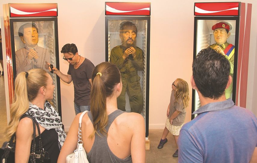 El artista metió a líderes totalitarios en neveras de Coca Cola para lograr un discurso crítico e irónico (Y.HERNANDEZ)