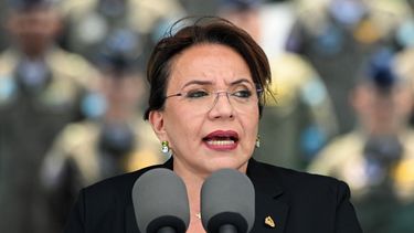La presidenta hondureña, Xiomara Castro, pronuncia un discurso durante el 93º aniversario de la Fuerza Aérea Hondureña en Tegucigalpa, el 12 de abril de 2024.