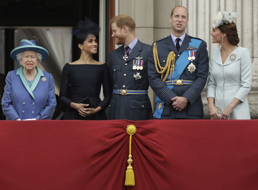 En esta fotografía del 10 de julio de 2018 la reina Isabel II, Meghan, el príncipe Harry, el príncipe William y Kate Middleton ven una demostración de la Fuerza Aérea Real por encima del palacio de Buckingham.