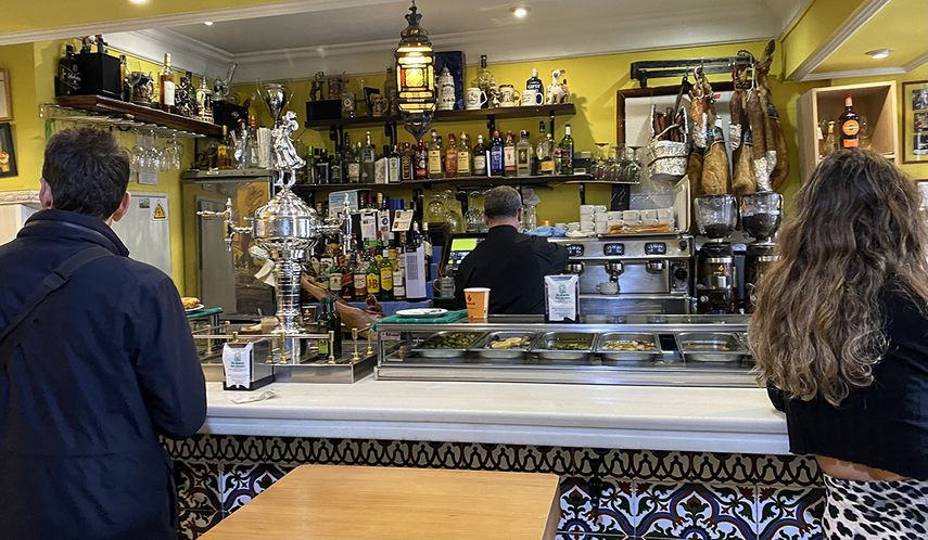 En calle Víctor Andrés, con Paseo de La Habana, sobresale un buen restaurante que lleva por nombre El Jamón del Abuelo.