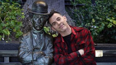 Steve-O, miembro del elenco de la película Jackass Forever, posa junto a una estatua de Charlie Chaplin en un banco en The Hollywood Roosevelt, el jueves 27 de enero de 2022 en Los Ángeles.&nbsp;