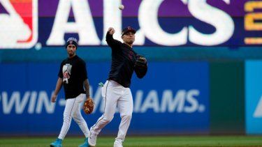 El venezolano Andrés Giménez de los Cleveland Guardians lanza durante la práctica de bateo antes del Juego 4 de la Serie de Campeonato de la Liga Americana contra los Yankees de Nueva York el viernes 18 de octubre de 2024, en Cleveland.&nbsp;