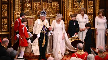 El rey Carlos III vistiendo la corona imperial, y la túnica de Estado, y la reina Camilla se preparan para partir después de leer el discurso del rey, en la cámara de la Cámara de los Lores, durante la inauguración estatal de Parlamento, en las Casas del Parlamento, en Londres el 7 de noviembre de 2023.