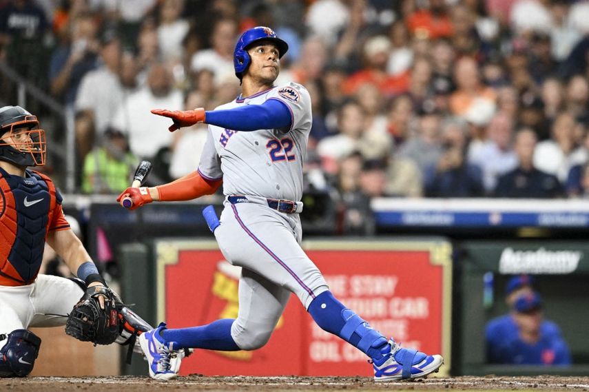 Juan Soto #22 de los Mets de Nueva York conecta un jonrón solitario en la parte alta de la tercera entrada contra los Astros de Houston en el Daikin Park el 28 de marzo de 2025 en Houston, Texas