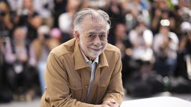 El director Francis Ford Coppola posa en la sesión fotográfica de la película Megalopolis en el 77º festival internacional de cine, Cannes, sur de Francia, el viernes 17 de mayo de 2024.
