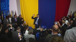 Juan Guaid&oacute;, presidente de la Asamblea Nacional, juramenta tras ser reelegido al cargo con votos de legisladores de oposici&oacute;n en la sede del peri&oacute;dico El Nacional, en Caracas, Venezuela, el domingo 5 de enero de 2020.&nbsp;