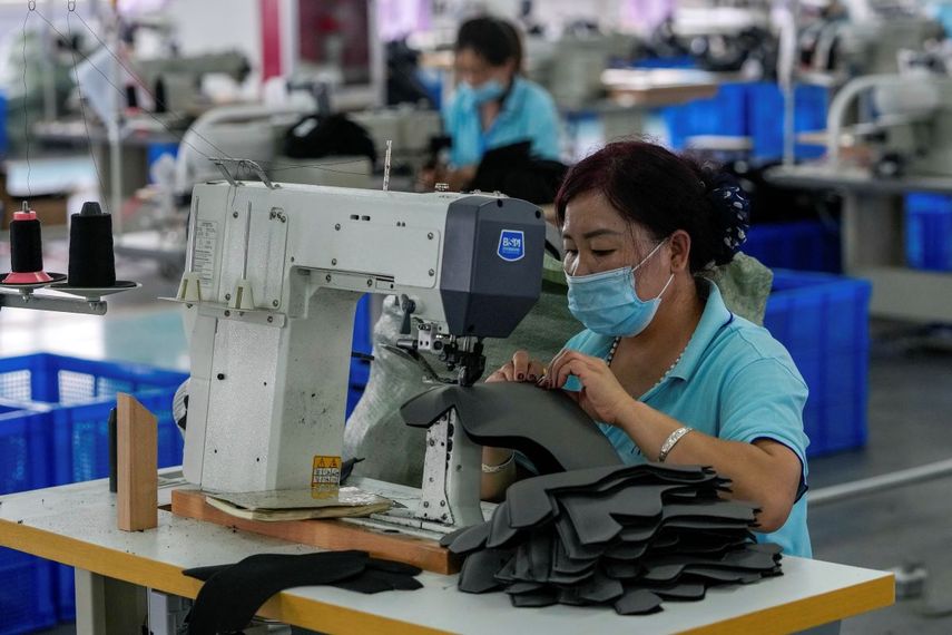 Una mujer trabaja en una factoría en Pekín.