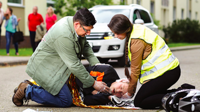 Si ocurre un accidente, coloque a la persona en una posición estable y fíjese si respira normalmente.