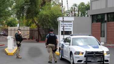 Agentes de policía custodian la entrada de una Oficina de Control de Inmigración y Aduanas en Arizona.&nbsp;