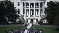 Naomi Biden, de 28 años, nieta del presidente Joe Biden, y Peter Neal, de 25, caminan hacia la Casa Blanca luego de su boda en el South Lawn en Washington, DC, el 19 de noviembre de 2022.