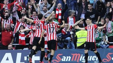 Aritz Aduriz, a la derecha, celebra el tanto del Athletic ante el Real Madrid. (AP)