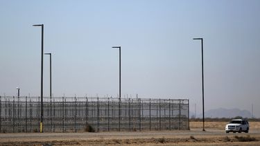 Esta fotografía de archivo del 20 de enero de 2016 muestra una camioneta de la policía sin letreros afuera de un centro de detención en Eloy, Arizona.&nbsp; 