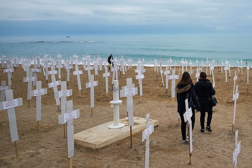 La playa del Fortí de Vinaròs (Valencia, España) acoge esta semana una macroexposición con 731 cruces que representan a las&nbsp;mujeres asesinadas en crímenes de violencia de género desde 2007.