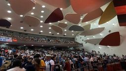 Fotografía publicada el 14 de octubre de 2019 por el Centro de Comunicación Nacional sobre la reunión de profesores, estudiantes, personal técnico y administrativo y obreros en el Aula Magna de la Universidad Central de Venezuela (UCV).