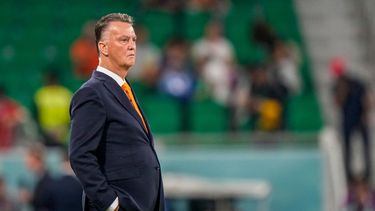 El seleecionador de Holanda Louis van Gaal observa el campo antes del encuentro de la selección ante Senegal en la Copa Mundial en Doha, Catar el lunes 21 de noviembre del 2022.