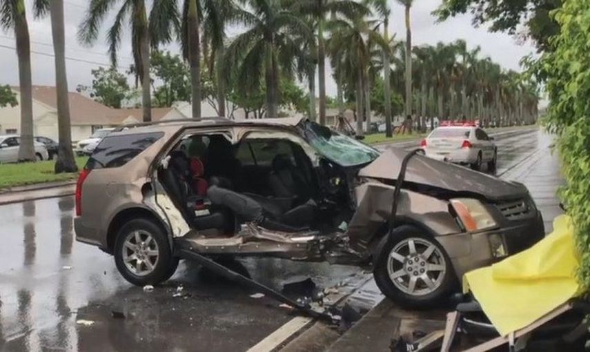 El daño en el vehículo siniestrado es visible, tanto así que miembros del Departamento de Rescate de Miami-Dade se vieron obligados a desmontar las puertas para sacar a la conductora tras el impacto.